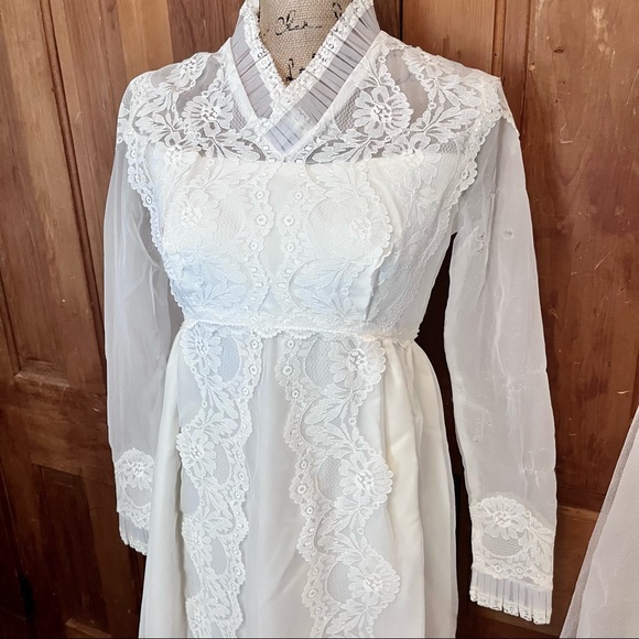 Vintage Union Made Wedding Dress & Vail - Picture 4 of 12